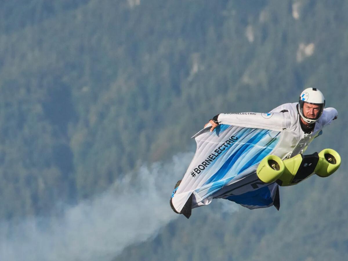 BMW prezentuje E-Wingsuit: Zjazd z góry z prędkością 300 km/h - wkrótce będzie normalnym hobby?